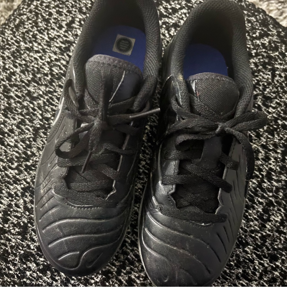 Nike Kids Black indoor soccer shoes